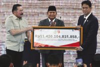 Disaksikan Presiden Prabowo Subianto, Jaksa Agung Burhanudin secara simbolis menyerahkan denda Rp11,42 Triliun kepada Menteri Keuangan Purbaya Yudhi Sadewa di Kejagung, Jumat (10/4/2026). (Foto: Dok. Puspenkum Kejagung)