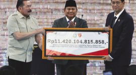 Disaksikan Presiden Prabowo Subianto, Jaksa Agung Burhanudin secara simbolis menyerahkan denda Rp11,42 Triliun kepada Menteri Keuangan Purbaya Yudhi Sadewa di Kejagung, Jumat (10/4/2026). (Foto: Dok. Puspenkum Kejagung)