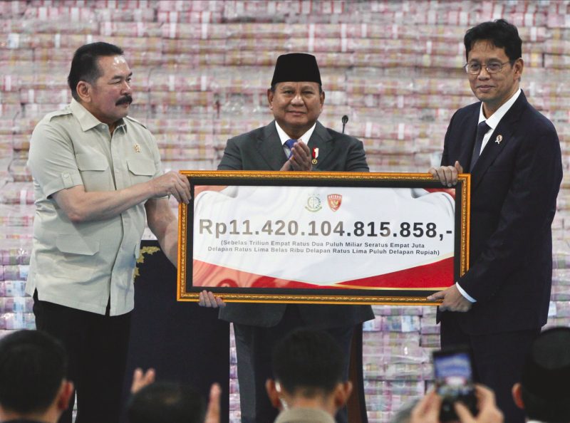Disaksikan Presiden Prabowo Subianto, Jaksa Agung Burhanudin secara simbolis menyerahkan denda Rp11,42 Triliun kepada Menteri Keuangan Purbaya Yudhi Sadewa di Kejagung, Jumat (10/4/2026). (Foto: Dok. Puspenkum Kejagung)
