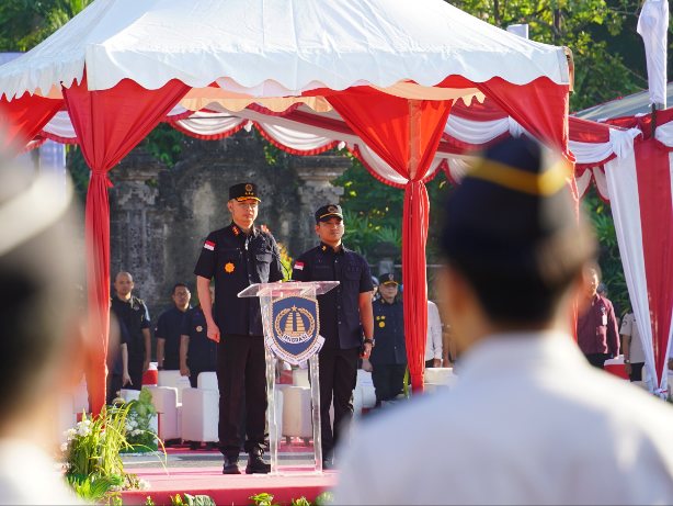 Dirjen Imigrasi, Hendarsam Marantoko, memimpin pengukuhan Satgas Patroli Dharma Dewata dan Pimpasa di Lapangan Puputan Margarana Niti Mandala Renon, Denpasar, Rabu (15/4/2026). (Foto: Dok. Ditjen Imigrasi)