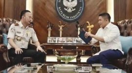Seskab Teddy Indra Wijaya (kanan) bersama Dirjen Imigrasi Hendarsam Marantoko (kiri) saat diskusi di kantor Seskab Jakarta, Selasa (21/4/2026). (Foto: Dok.Seskab)