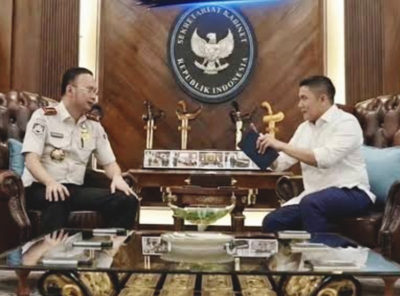 Seskab Teddy Indra Wijaya (kanan) bersama Dirjen Imigrasi Hendarsam Marantoko (kiri) saat diskusi di kantor Seskab Jakarta, Selasa (21/4/2026). (Foto: Dok.Seskab)