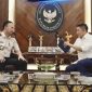 Seskab Teddy Indra Wijaya (kanan) bersama Dirjen Imigrasi Hendarsam Marantoko (kiri) saat diskusi di kantor Seskab Jakarta, Selasa (21/4/2026). (Foto: Dok.Seskab)