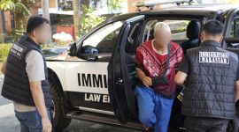 Petugas Imigrasi Ngurah Rai dan Imigrasi Makassar saat mengamankan WNA Belgia.(Foto: Dok. Kanim Ngurah Rai)