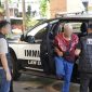 Petugas Imigrasi Ngurah Rai dan Imigrasi Makassar saat mengamankan WNA Belgia.(Foto: Dok. Kanim Ngurah Rai)