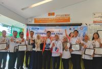 Wali Kota Jakbar, Iin Mutmainah (kelima dari kanan) saat acara penutupan kegiatan sosialisasi sosialisasi hukum perlindungan perempuan dan anak di Kecamatan Tambora di RPTRA Kalijodo, Rabu (29/4/2026). (Foto: istimewa)