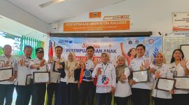 Wali Kota Jakbar, Iin Mutmainah (kelima dari kanan) saat acara penutupan kegiatan sosialisasi sosialisasi hukum perlindungan perempuan dan anak di Kecamatan Tambora di RPTRA Kalijodo, Rabu (29/4/2026). (Foto: istimewa)