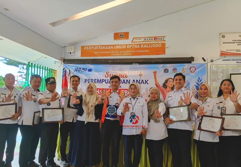 Wali Kota Jakbar, Iin Mutmainah (kelima dari kanan) saat acara penutupan kegiatan sosialisasi sosialisasi hukum perlindungan perempuan dan anak di Kecamatan Tambora di RPTRA Kalijodo, Rabu (29/4/2026). (Foto: istimewa)