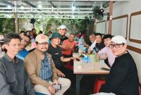 Sekjen PWI Pusat Zulmansyah Sekedang (almarhum, paling kanan) bersama para wartawan di Pontianak, Kalimantan Barat belum lam ini.(Foto: Istimewa)