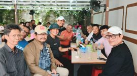 Sekjen PWI Pusat Zulmansyah Sekedang (almarhum, paling kanan) bersama para wartawan di Pontianak, Kalimantan Barat belum lam ini.(Foto: Istimewa)