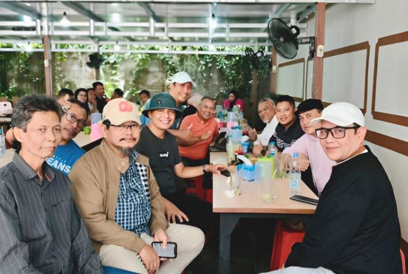 Sekjen PWI Pusat Zulmansyah Sekedang (almarhum, paling kanan) bersama para wartawan di Pontianak, Kalimantan Barat belum lam ini.(Foto: Istimewa)