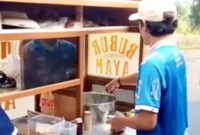 Pedagang bubur ayam di Sukabumi gratiskan jualannya sebagai bentuk rasa syukur Persib Bandung Juara ISL.(Foto: istimewa)