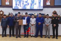 Penyerahan keputusan DPRD Banten tentang rekomendasi LKPj Gubernur Banten Tahun Anggaran 2025 kepada Pemprov Banten di Ruang Rapat Paripurna DPRD Banten, Kamis (30/4/2026). (Foto: istimewa)