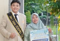 Deni Maulana Mahasiswa UGM berprestasi (kiri) bersama Ibunda.(Foto: Dok. UGM)