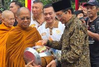 Menag Nasaruddin Umar secara simbolis berdana kepada para bhikkhu dalam rangkaian Pindapata Nasional Waisak Buddha 2026 di Kemayoran, Jakarta Pusat, Minggu (10/5/2026). (Foto: Fir/Mercinews.com