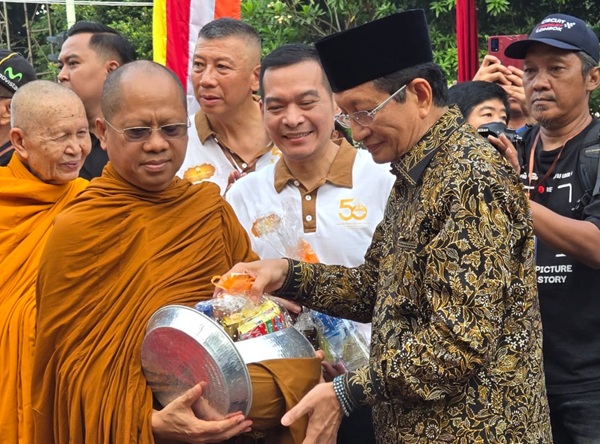 Menag Nasaruddin Umar secara simbolis berdana kepada para bhikkhu dalam rangkaian Pindapata Nasional Waisak Buddha 2026 di Kemayoran, Jakarta Pusat, Minggu (10/5/2026). (Foto: Fir/Mercinews.com