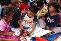 Memperingati Hari Buku Nasional, PTPN IV PalmCo menyalurkan buku bacaan kepada anak-anak di wilayah perkebunan hingga daerah terdampak bencana. (Foto: Dok. Humas PTPN IV PalmCo)