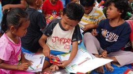 Memperingati Hari Buku Nasional, PTPN IV PalmCo menyalurkan buku bacaan kepada anak-anak di wilayah perkebunan hingga daerah terdampak bencana. (Foto: Dok. Humas PTPN IV PalmCo)