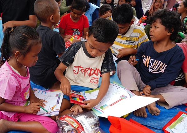Memperingati Hari Buku Nasional, PTPN IV PalmCo menyalurkan buku bacaan kepada anak-anak di wilayah perkebunan hingga daerah terdampak bencana. (Foto: Dok. Humas PTPN IV PalmCo)
