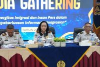 Kakanwil Ditjenim Bali, Felucia Sengky Ratna (tengah) saat kegiatan Coffee Morning Road Show bersama media di Kanim Singaraja, Selasa (12/5/2026). (Foto: Dok. Kanwil Ditjenim Bali)