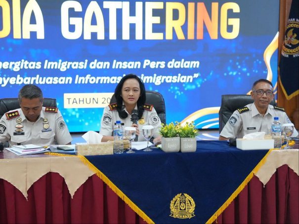 Kakanwil Ditjenim Bali, Felucia Sengky Ratna (tengah) saat kegiatan Coffee Morning Road Show bersama media di Kanim Singaraja, Selasa (12/5/2026). (Foto: Dok. Kanwil Ditjenim Bali)