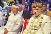 Ketua Majelis Adat Sunda (MASDA) Jabar Anton Charliyan (kanan) bersama Gubernur Jabar Dedi Mulyadi (kiri) saat Kirab Budaya di Kabupaten Tasikmalaya, Senin (4/5/2026) malam. (Foto: Dok. MASDA Jabar)