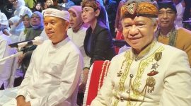 Ketua Majelis Adat Sunda (MASDA) Jabar Anton Charliyan (kanan) bersama Gubernur Jabar Dedi Mulyadi (kiri) saat Kirab Budaya di Kabupaten Tasikmalaya, Senin (4/5/2026) malam. (Foto: Dok. MASDA Jabar)