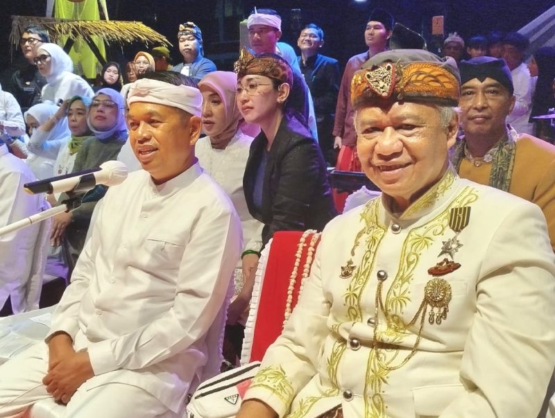 Ketua Majelis Adat Sunda (MASDA) Jabar Anton Charliyan (kanan) bersama Gubernur Jabar Dedi Mulyadi (kiri) saat Kirab Budaya di Kabupaten Tasikmalaya, Senin (4/5/2026) malam. (Foto: Dok. MASDA Jabar)
