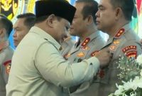 Irjen Pol Whisnu Hermawan Februanto saat menerima Satyalancana Wira Karya dari Presiden Prabowo Subianto. (Foto: istimewa)
