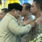 Irjen Pol Whisnu Hermawan Februanto saat menerima Satyalancana Wira Karya dari Presiden Prabowo Subianto. (Foto: istimewa)
