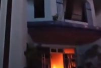 Kebakaran melanda gedung Metro Sport Center di Kecamatan Semarang Selatan, Semarang, Jawa Tengah, pada Senin (4/5/2026) malam.(Foto: Tangkapan Layar Video Info Jateng)
