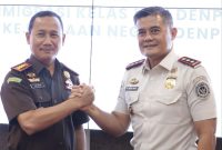 Kakanim Denpasar, R. Haryo Sakti (kanan) salam komando dan Kajari Denpasar Trimo (kiri). (Foto: Dok. Kanim Denpasar)