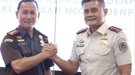 Kakanim Denpasar, R. Haryo Sakti (kanan) salam komando dan Kajari Denpasar Trimo (kiri). (Foto: Dok. Kanim Denpasar)