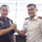 Kakanim Denpasar, R. Haryo Sakti (kanan) salam komando dan Kajari Denpasar Trimo (kiri). (Foto: Dok. Kanim Denpasar)