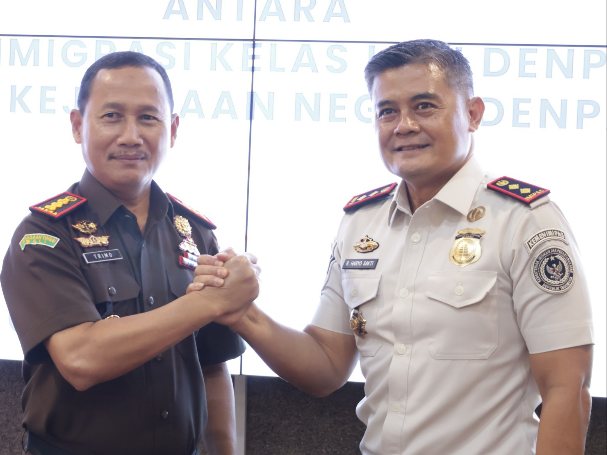 Kakanim Denpasar, R. Haryo Sakti (kanan) salam komando dan Kajari Denpasar Trimo (kiri). (Foto: Dok. Kanim Denpasar)