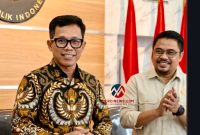 Ketua Komisi Kejaksaan (Komjak) RI Pujiyono Suwadi (kiri) didampingi Komisioner Komjak RI Nurokhman (kanan) saat menyampaikan keterangan pers di Kantor Komjak RI, Jakarta, Rabu (20/5/2026). (Foto: Dok.Mercinews.com)