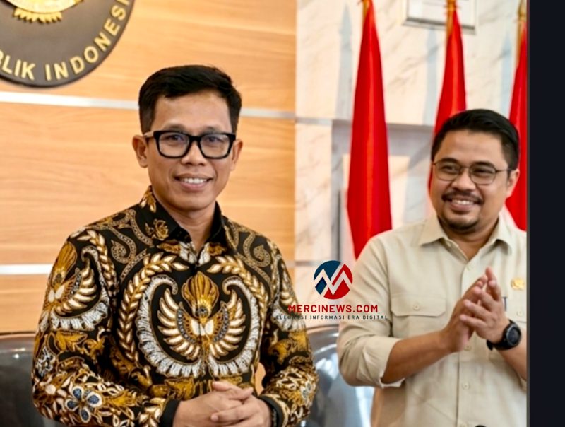 Ketua Komisi Kejaksaan (Komjak) RI Pujiyono Suwadi (kiri) didampingi Komisioner Komjak RI Nurokhman (kanan) saat menyampaikan keterangan pers di Kantor Komjak RI, Jakarta, Rabu (20/5/2026). (Foto: Dok.Mercinews.com)