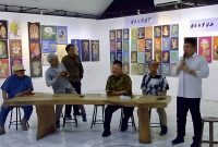 Irjen Pol (Purn.) Dr Susilo Teguh Raharjo, M.Si., (kanan) saat menyampaikan sambutan di acara pameran lukisan karya pelukis Anwar Rosyid yang dihadiri Komjen Pol (Purn.) Dr. Chryshnanda Dwilaksana, M.Si., di Balai Budaya, Jakarta Pusat, pada Jumat (22/5/2026).(Foto: istimewa)
