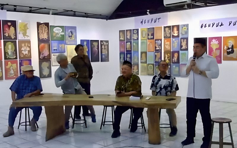 Irjen Pol (Purn.) Dr Susilo Teguh Raharjo, M.Si., (kanan) saat menyampaikan sambutan di acara pameran lukisan karya pelukis Anwar Rosyid yang dihadiri Komjen Pol (Purn.) Dr. Chryshnanda Dwilaksana, M.Si., di Balai Budaya, Jakarta Pusat, pada Jumat (22/5/2026).(Foto: istimewa)