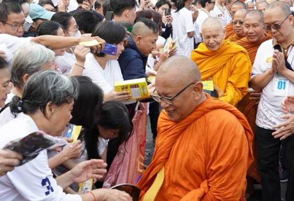 Umat Buddha memadati kawasan Kemayoran Jakarta Pusat pada Minggu (10/5/2026) pagi untuk mengikuti prosesi pindapata. (Foto: Dok. Ditjen Bimas Buddha)