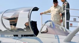 Presiden Prabowo Subianto saat meninjau langsung alutsista baru yang diselenggarakan ke TNI di Halim Perdanakusuma Jakarta, Senin (18/5/2026). (Foto: Dok. Seskab)