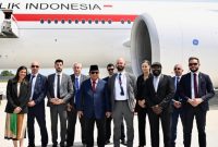 Momen Presiden Prabowo berfoto bersama pengawal Prancis sebelum pulang ke tanah air. (Foto: Dok. BPMI Setpres)
