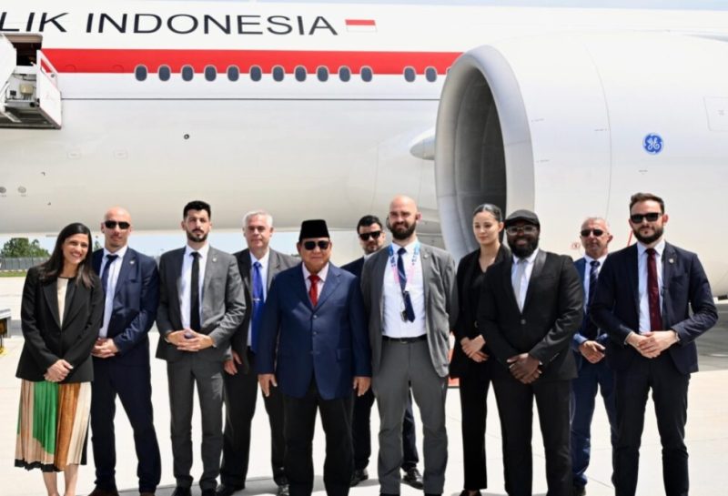 Momen Presiden Prabowo berfoto bersama pengawal Prancis sebelum pulang ke tanah air. (Foto: Dok. BPMI Setpres)