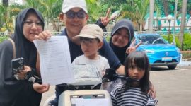 Rindu Alya Dewina Mariam bersama keluarga usai menerima hadiah doorprize utama berupa sepeda motor listrik pada kegiatan Fun Walk World Press Freedom Day yang digelar Dewan Pers di Jakarta, Minggu (10/5/2026). Rindu merupakan putri dari Pengurus Serikat Media Siber Indonesia Pusat, Iwan Jamaluddin. (Foto: Dok. SMSI Pusat)