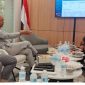 Ketua Dewan Pengawas DPP ABPEDNAS Prof. Dr. Reda Manthovani (kedua dari kiri) didampingi Sekjen ABPEDNAS Adhitya Yusma Perdana (kiri) berdiskusi dengan Ketua Umum SMSI Pusat Firdaus (kedua dari kanan) dan Sekjen SMSI Pusat Makali Kumar dalam audiensi penguatan sinergi pembangunan desa di Jakarta, Rabu (20/5/2026). (Foto: Dok.SMSI)