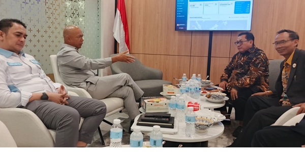 Ketua Dewan Pengawas DPP ABPEDNAS Prof. Dr. Reda Manthovani (kedua dari kiri) didampingi Sekjen ABPEDNAS Adhitya Yusma Perdana (kiri) berdiskusi dengan Ketua Umum SMSI Pusat Firdaus (kedua dari kanan) dan Sekjen SMSI Pusat Makali Kumar dalam audiensi penguatan sinergi pembangunan desa di Jakarta, Rabu (20/5/2026). (Foto: Dok.SMSI)