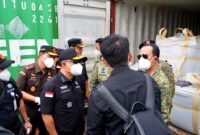 Jampidsus Kejagung yang juga Ketua Pelaksana Satgas PKH Febrie Adriansyah didampingi Wakil Ketua Pelaksana I Satgas PKH sekaligus Kepala Staf Umum TNI Letjen TNI Richard Tampubolon melakukan sidak terhadap 25 kontainer berisi logam tanah jarang atau rare earth yang diduga ilegal di Dermaga Kodaeral IV Batam, Kepri, Selasa (27/5/2026). (Foto: istimewa)