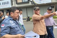 Majelis Hakim pimpinan Lucky Rombot Kalalo (kiri) melakukan pemeriksaan setempat (descente) atas lahan seluas 3,5 hektar yang menjadi objek sengketa di Desa Sindang Panon, Kecamatan Sindang Jaya, Kabupaten Tangerang, Banten, Jumat (8/5/2026). (Foto: istimewa)