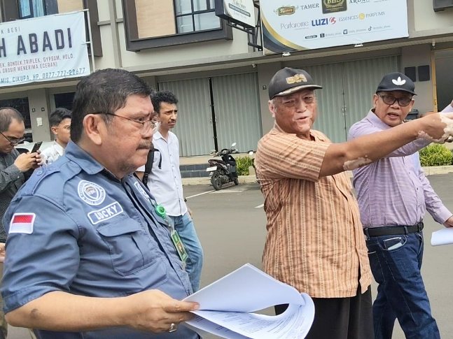Majelis Hakim pimpinan Lucky Rombot Kalalo (kiri) melakukan pemeriksaan setempat (descente) atas lahan seluas 3,5 hektar yang menjadi objek sengketa di Desa Sindang Panon, Kecamatan Sindang Jaya, Kabupaten Tangerang, Banten, Jumat (8/5/2026). (Foto: istimewa)