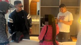 Petugas Inteldakim Denpasar mengamankan WNA yang diduga terlibat praktik prostitusi online dan menyalahgunakan izin tinggal, Sabtu (2/5/2026). (Foto: Dok. Kanim Denpasar)